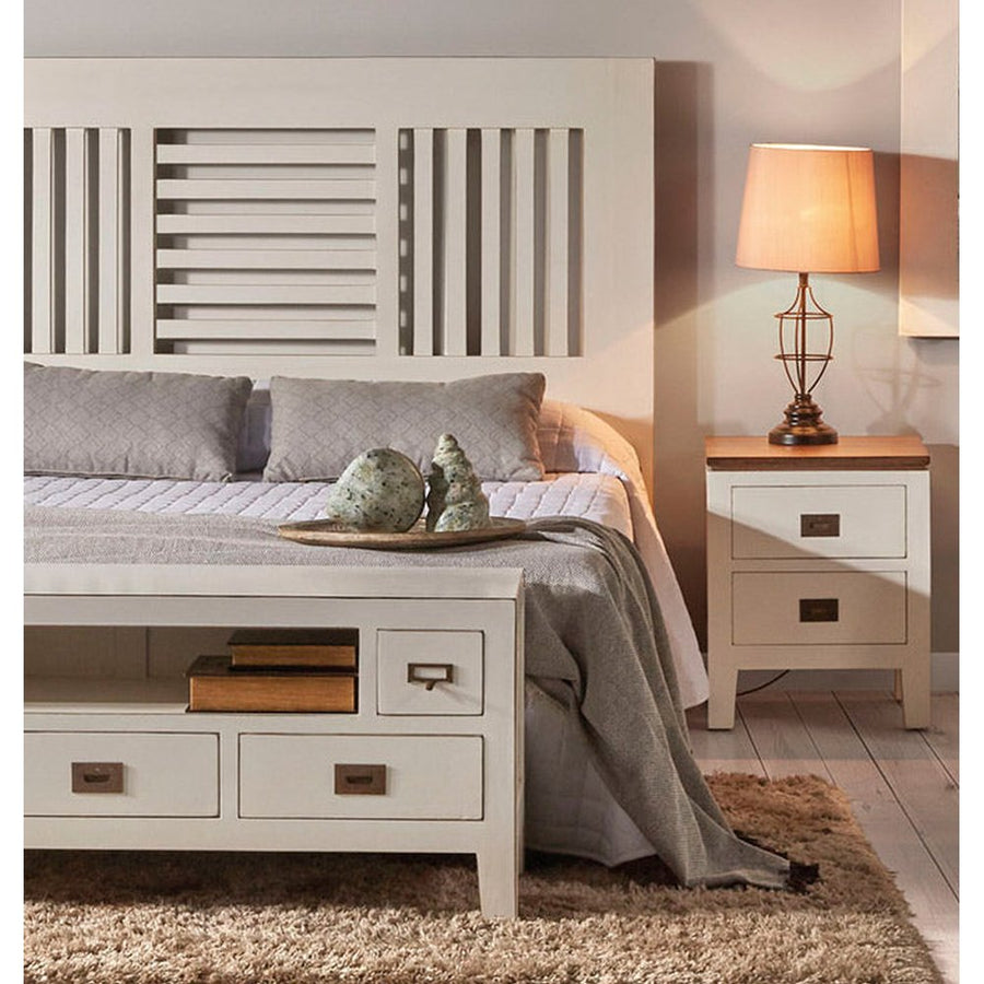 Hálószobában, ágy mellett álló modern stílusú éjjeliszekrény.