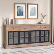 Siena natúr tálalószekrény modern enteriőrben – dekorációval, fekete üvegajtókkal