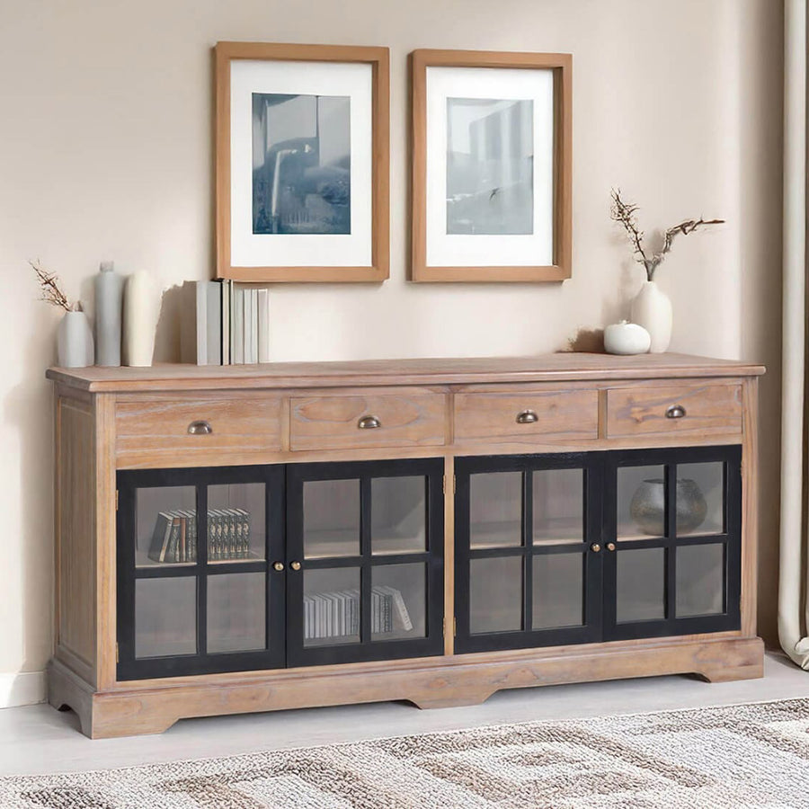 Siena natúr tálalószekrény modern enteriőrben – dekorációval, fekete üvegajtókkal