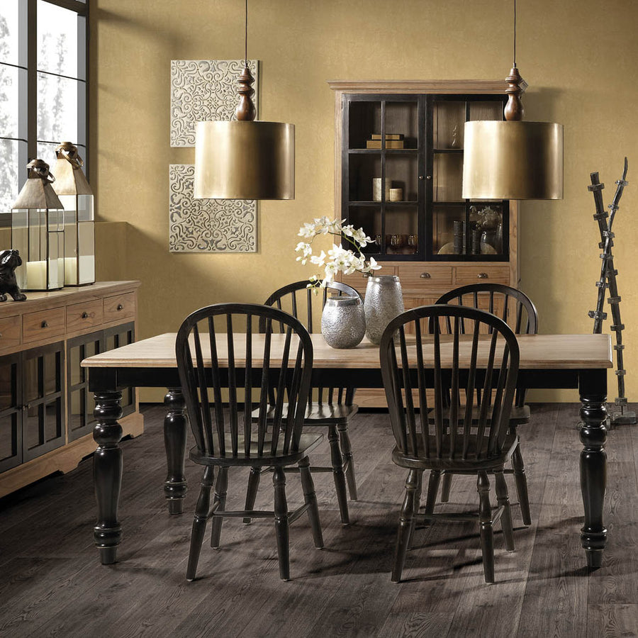 Siena étkezőasztal enteriőrben – koloniál étkező, tálalószekrénnyel és vitrinnel