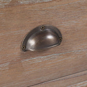 Siena vitrines szekrény fiókfogantyú – antikolt fém félkör fogantyú, natúr fa felület közelről