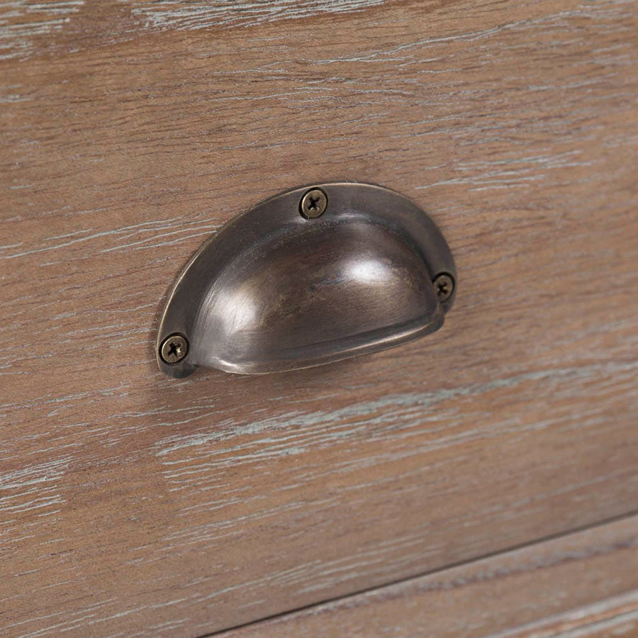 Siena vitrines szekrény fiókfogantyú – antikolt fém félkör fogantyú, natúr fa felület közelről