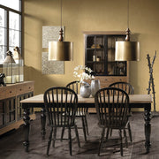 Siena vitrines szekrény enteriőrben – koloniál stílusú étkezőasztallal és tálalószekrénnyel