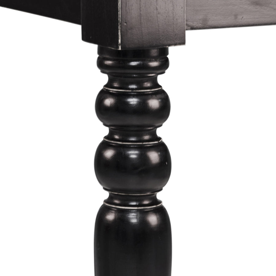 Esztergált fekete asztalláb – koloniál stílusú díszítéssel, közelről