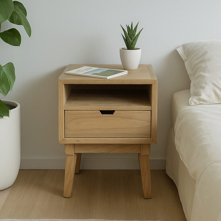 Natúr mindifa éjjeliszekrény enteriőrfotó – skandináv hálószobában elhelyezve