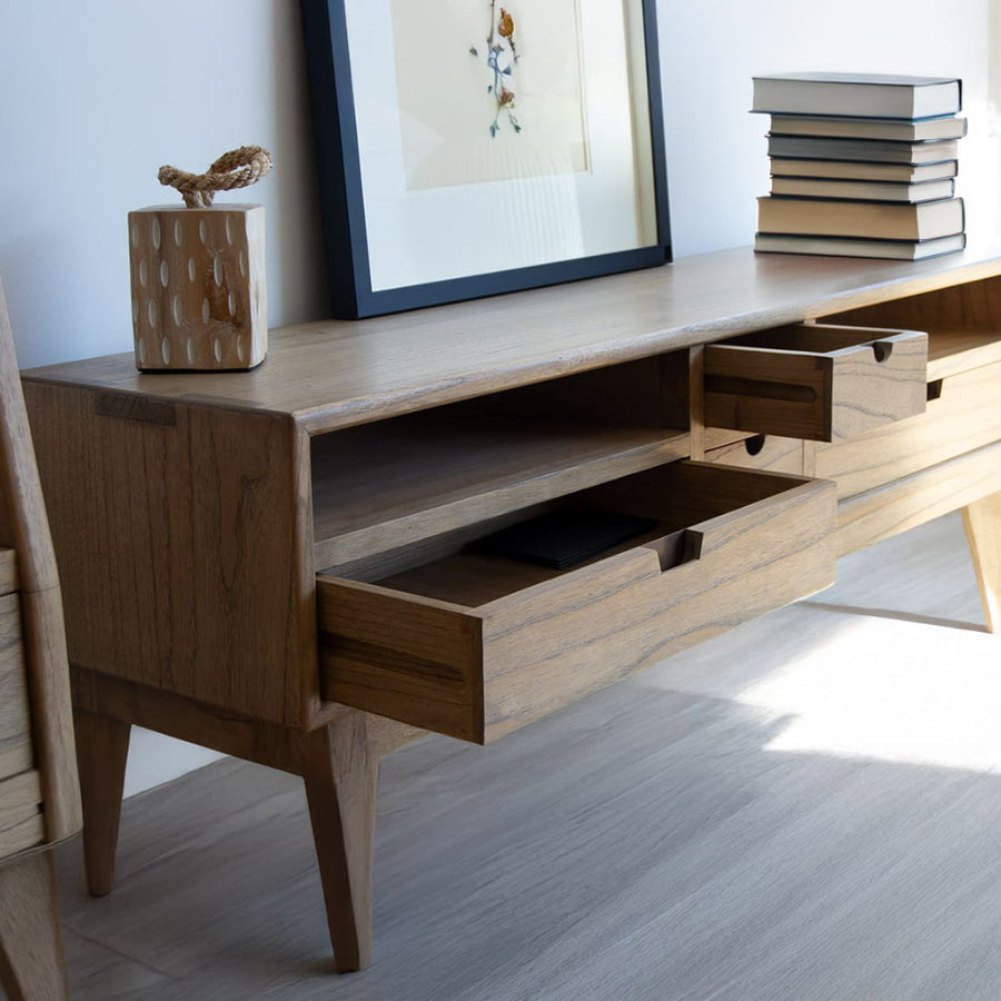 Natúr színű mindifa TV-állvány – skandináv enteriőrben napfényben