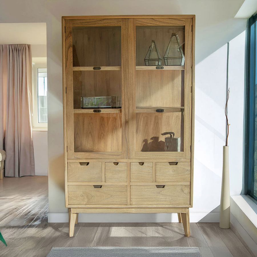 Natúr színű mindifa vitrines szekrény – skandináv stílusú étkezőben