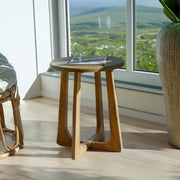 Scandi kerek kisasztal enteriőr - kortárs nappaliban elhelyezve