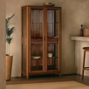 Oporto vitrines szekrény enteriőrben – üvegajtós vitrin mahagóni fával, retró ihletésű kortárs étkezőben