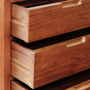 Oporto komód – fiókcsapolás és bemart fa fogantyúk részletfotó