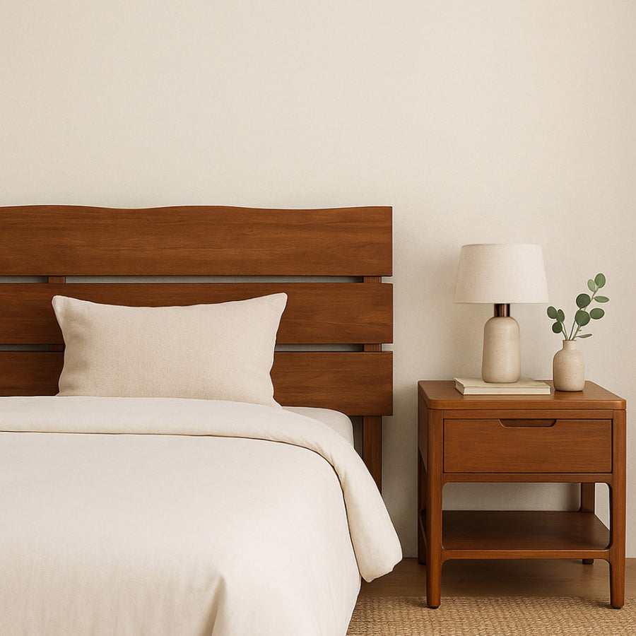 Mahagónifából készült Oporto ágyvég és éjjeliszekrény natúr textíliákkal berendezett hálószobában – modern, letisztult enteriőrkép
