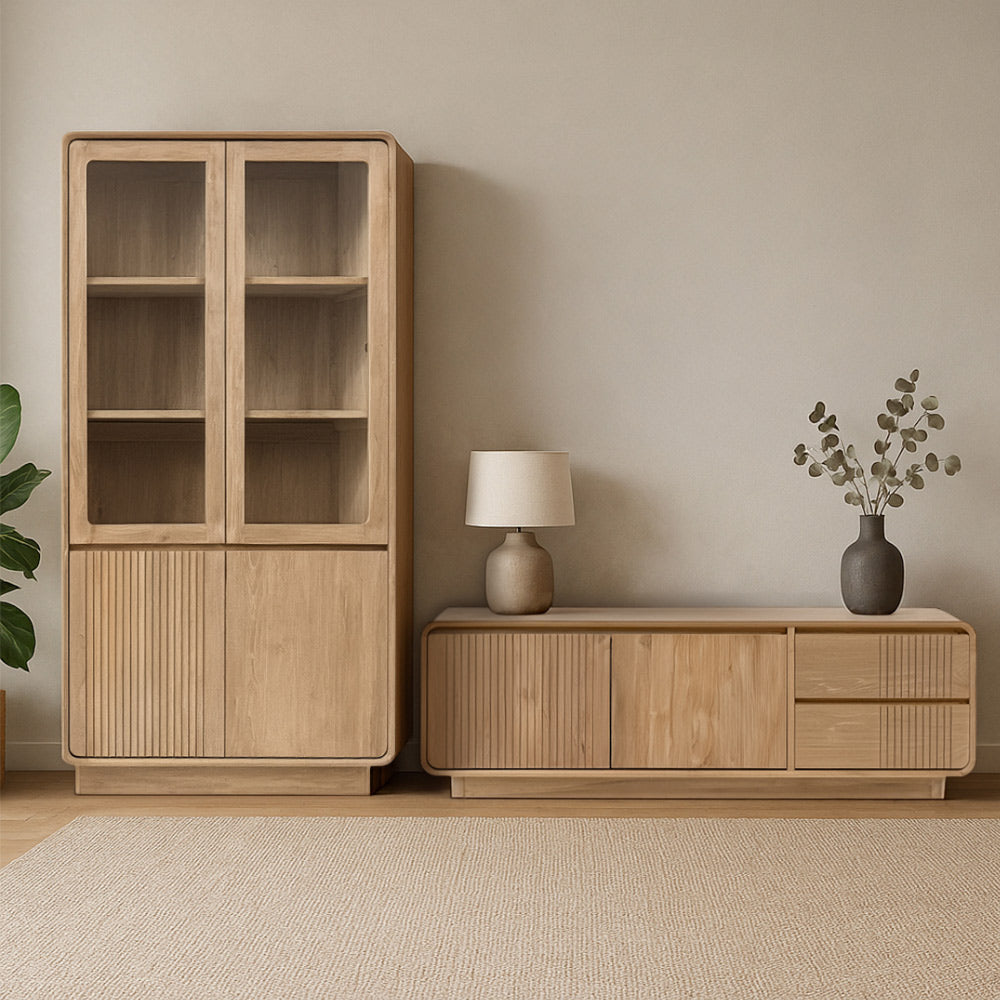 Enteriőr fotó - modern letisztult nappali az Eyre kollekció vitrines szekrényével és TV állványával.