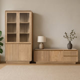 Enteriőr fotó - modern letisztult nappali az Eyre kollekció vitrines szekrényével és TV állványával.