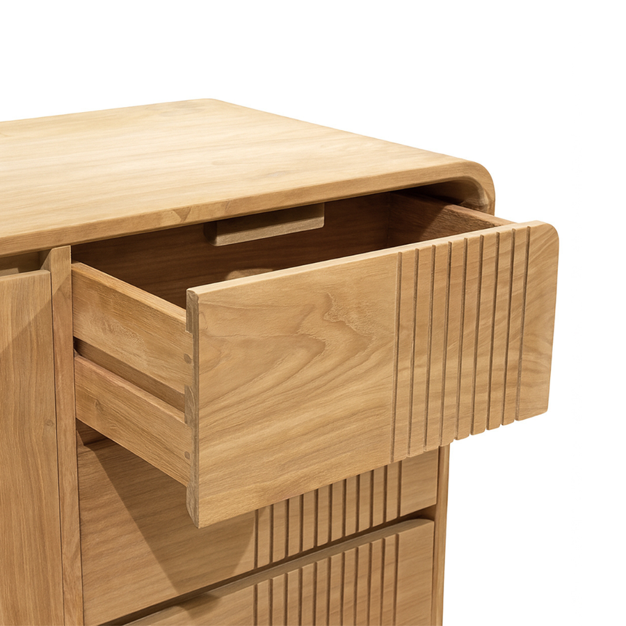 Modern, tömör teakfából készült, háromajtós és háromfiókos komódszekrény