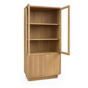 natúr színű, tömör teakfából készült, kétszárnyú üveges vitrinszekrény