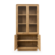 natúr színű, tömör teakfából készült, kétszárnyú üveges vitrinszekrény