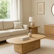 Natúr színű teakfából készült Eyre kollekciós dohányzóasztal, TV-szekrény és kisasztal világos, modern nappaliban.
