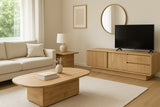 Natúr színű teakfából készült Eyre kollekciós dohányzóasztal, TV-szekrény és kisasztal világos, modern nappaliban.