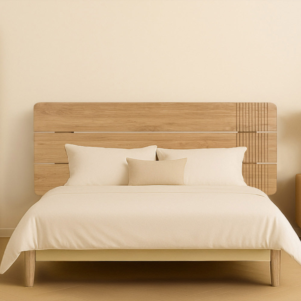 Natúr színű teakfa Eyre ágyvég, világos bézs ágyneművel minimalista hálószobai környezetben.
