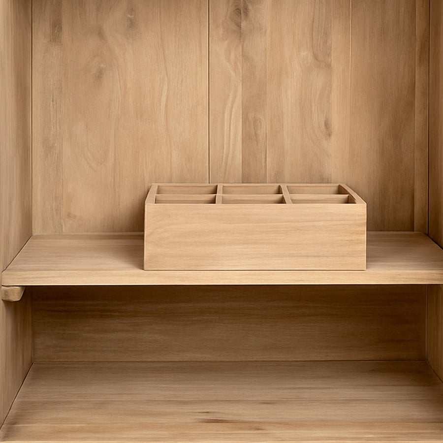 Modern, tömör teakfából készült, natúr színű kétszárnyú ruhásszekrény