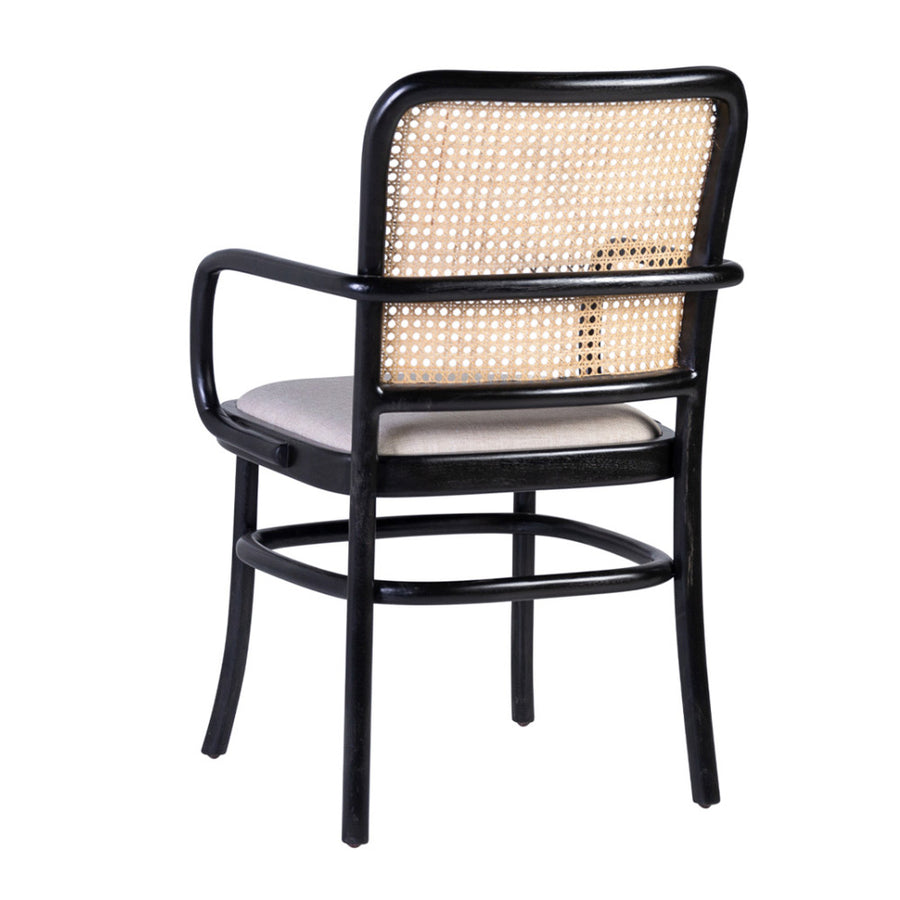 Koloniál stílusú, fekete színű, teakfa étkezőszék rattan háttámlával és bézs ülőfelülettel.