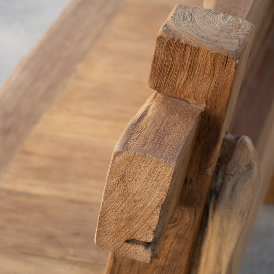 Törzsi ihletésű, vidéki stílusú, újrahasznosított teakfából készült, natúr színű pad.