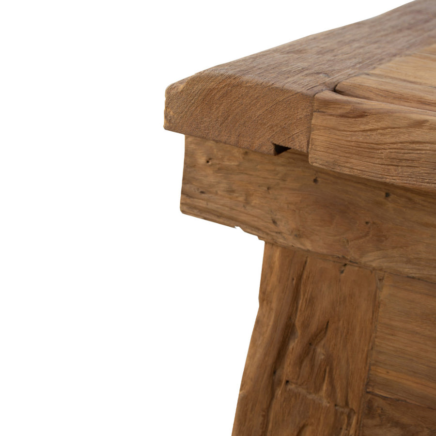 Törzsi ihletésű, vidéki stílusú, újrahasznosított teakfából készült, natúr színű pad.