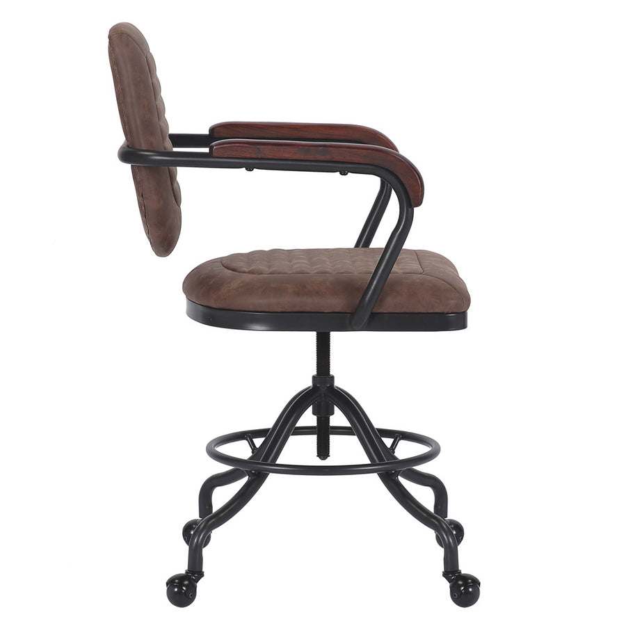 Loft stílusú, műbőr ülőkés és háttámlás irodaszék fa karfával.