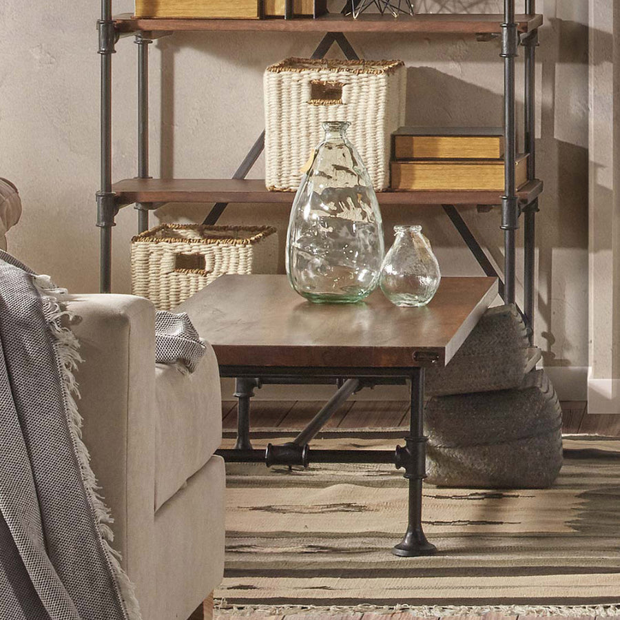 Ipari stílusú mangófa dohányzóasztal, fekete színű vas lábakkal.