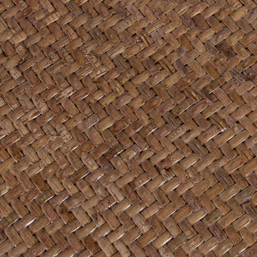 Koloniál stílusú, tölgyfából készült étkezőszék rattan ülőfelülettel és háttámlával.