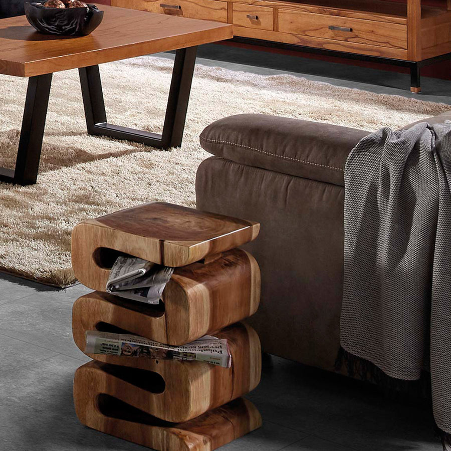 Kortárs stílusú, tömör surafából készült, natúr színű design kisasztal.