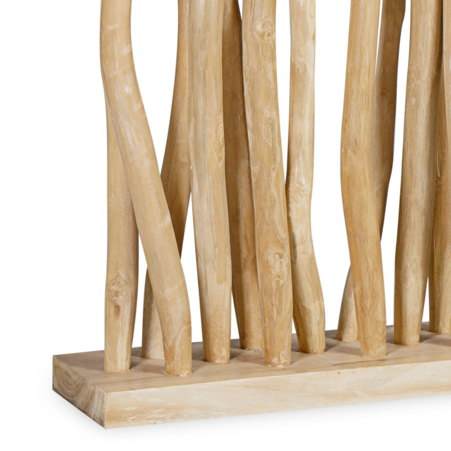 Törzsi ihletésű kortárs stílusú, natúr színű teakfa térelválasztó paraván.