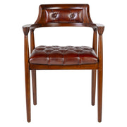 Koloniál stílusú, barna színű, lakkozot teakfából készült karosszék, bőr ülőfelülettel és háttámlával