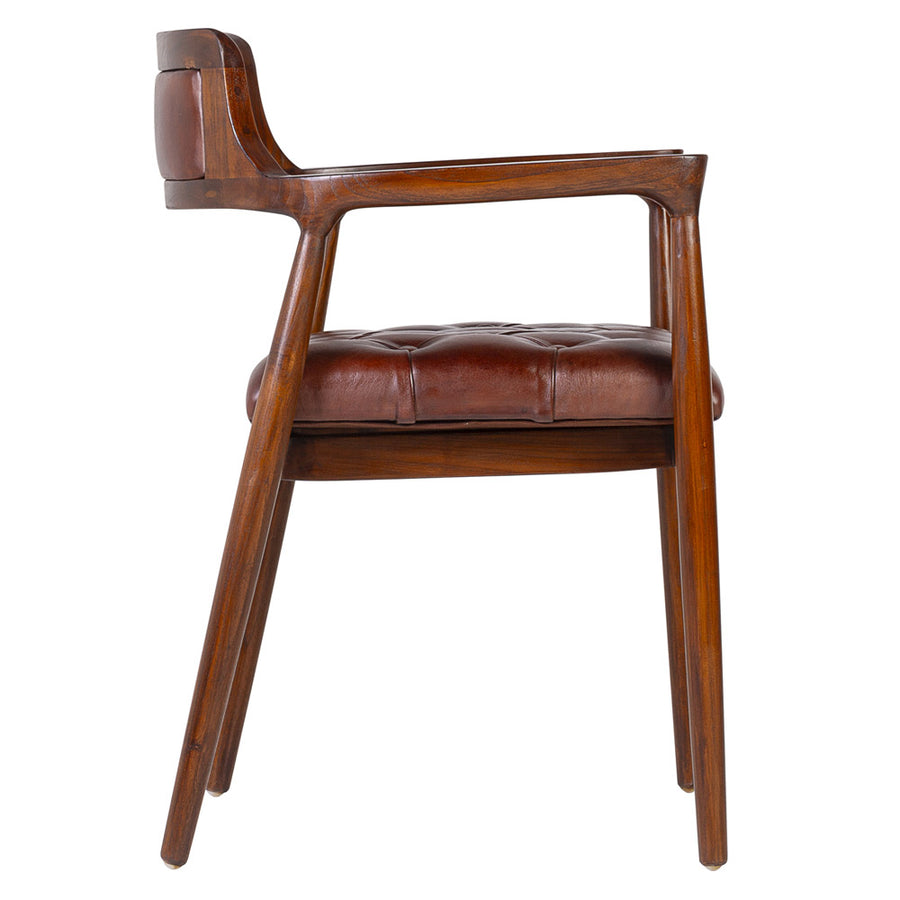 Koloniál stílusú, barna színű, lakkozot teakfából készült karosszék, bőr ülőfelülettel és háttámlával