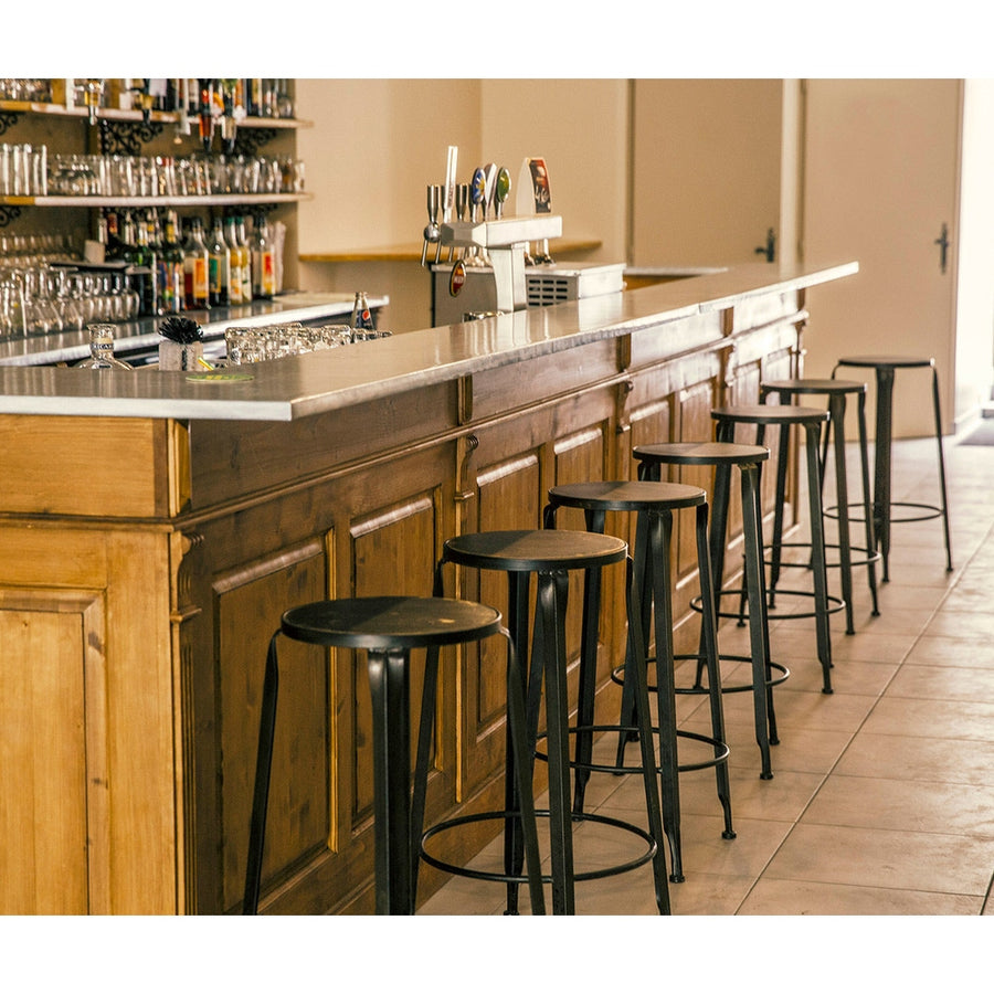 Egyedi tervezésű, natúr színű bárpult és bárszekrény.