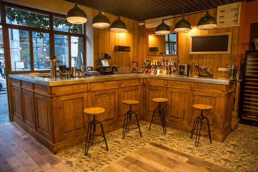 Egyedi tervezésű, natúr színű bárpult és bárszekrény.