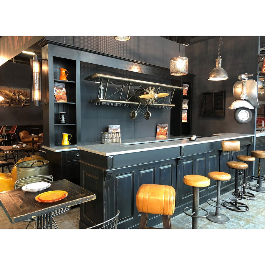 Egyedi tervezésű, sötétszürke színű bárpult és bárszekrény.