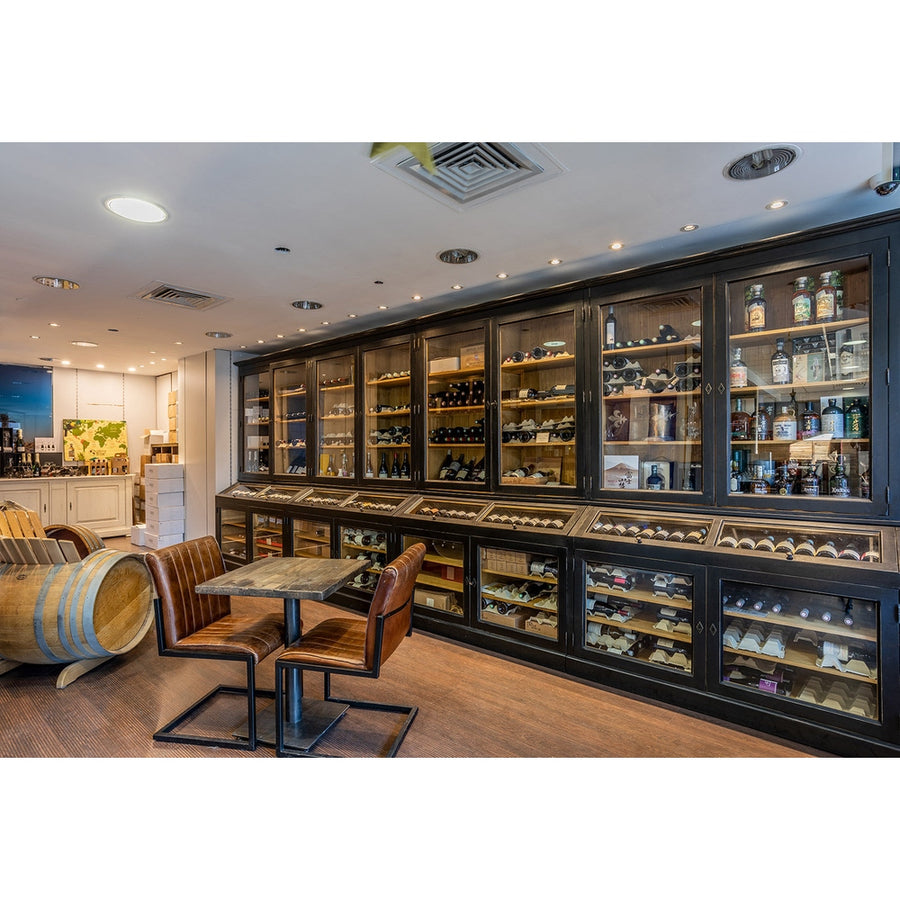 Egyedi tervezésű, antikolt fekete színű bortároló vitrines szekrényfal