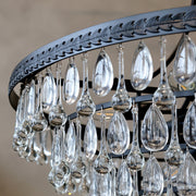 Közelkép a Versailles üvegcsillár kristályprizmáiról és díszes fekete pereméről