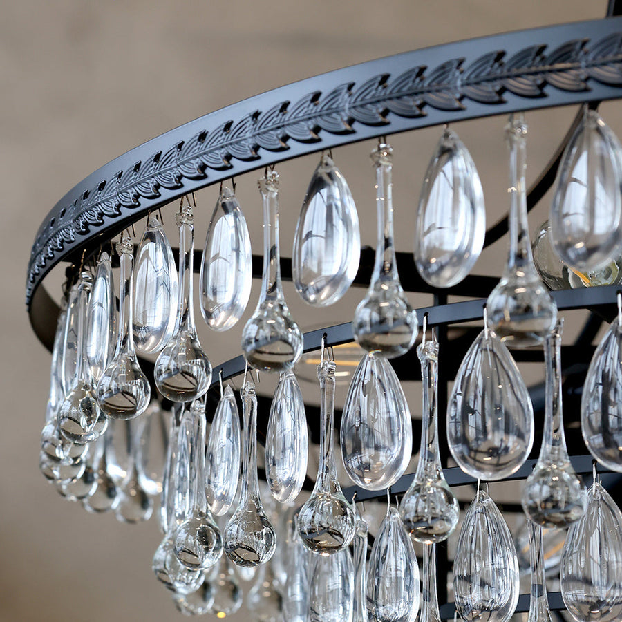 Közelkép a Versailles üvegcsillár kristályprizmáiról és díszes fekete pereméről