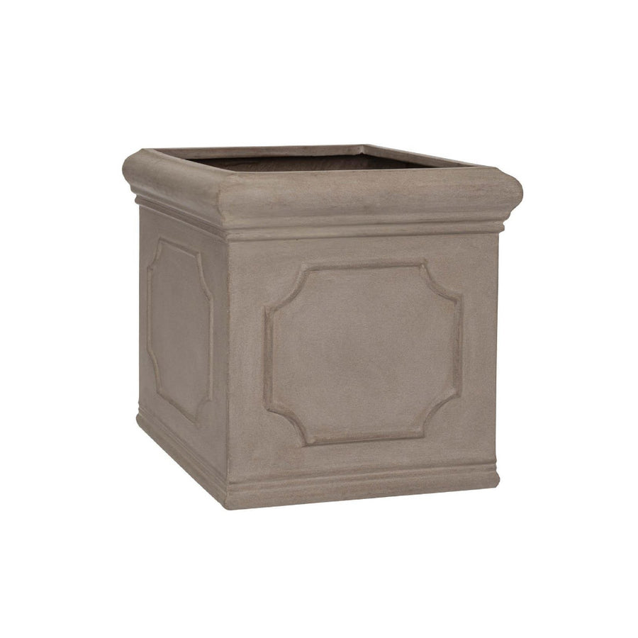 Heritage matt taupe fiberstone kaspó 40 × 40 × 40 cm, klasszikus kocka formával, díszített oldalfalakkal és természetes kőhatású felülettel.