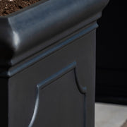 Heritage matt fekete fiberstone kaspó profilozott felső pereme és díszkeretes oldalfala