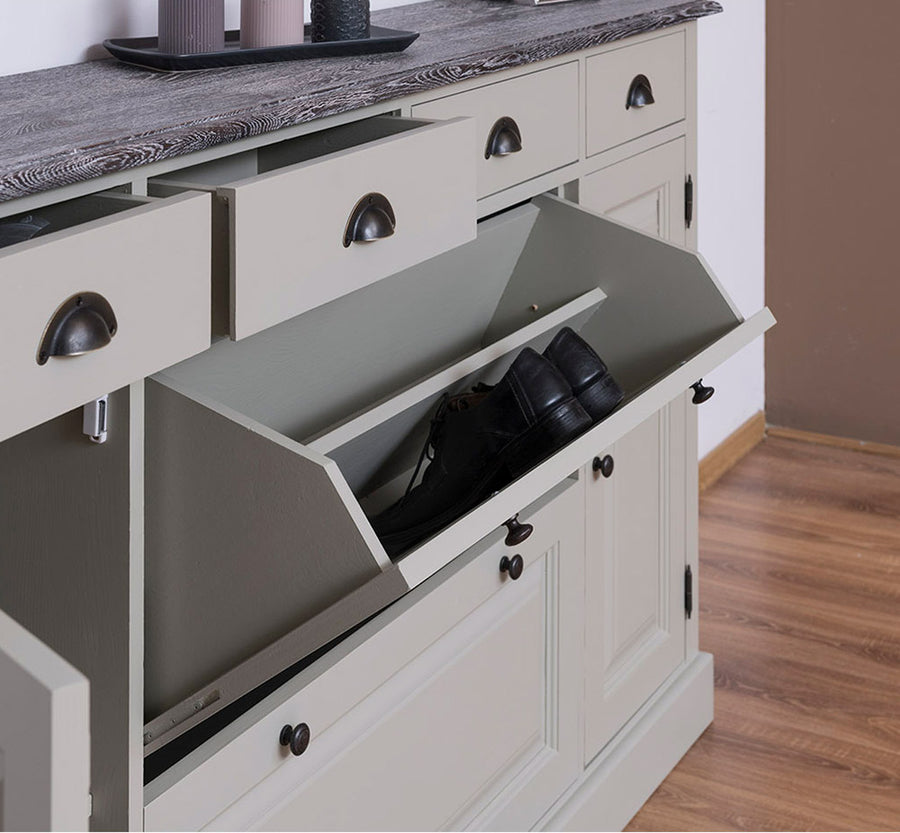 Fenyőfából készült cipősszekrény tölgyfa fedlappal. Törtfehér és szürke színű.