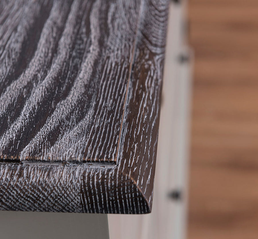 Fenyőfából készült cipősszekrény tölgyfa fedlappal. Törtfehér és szürke színű.