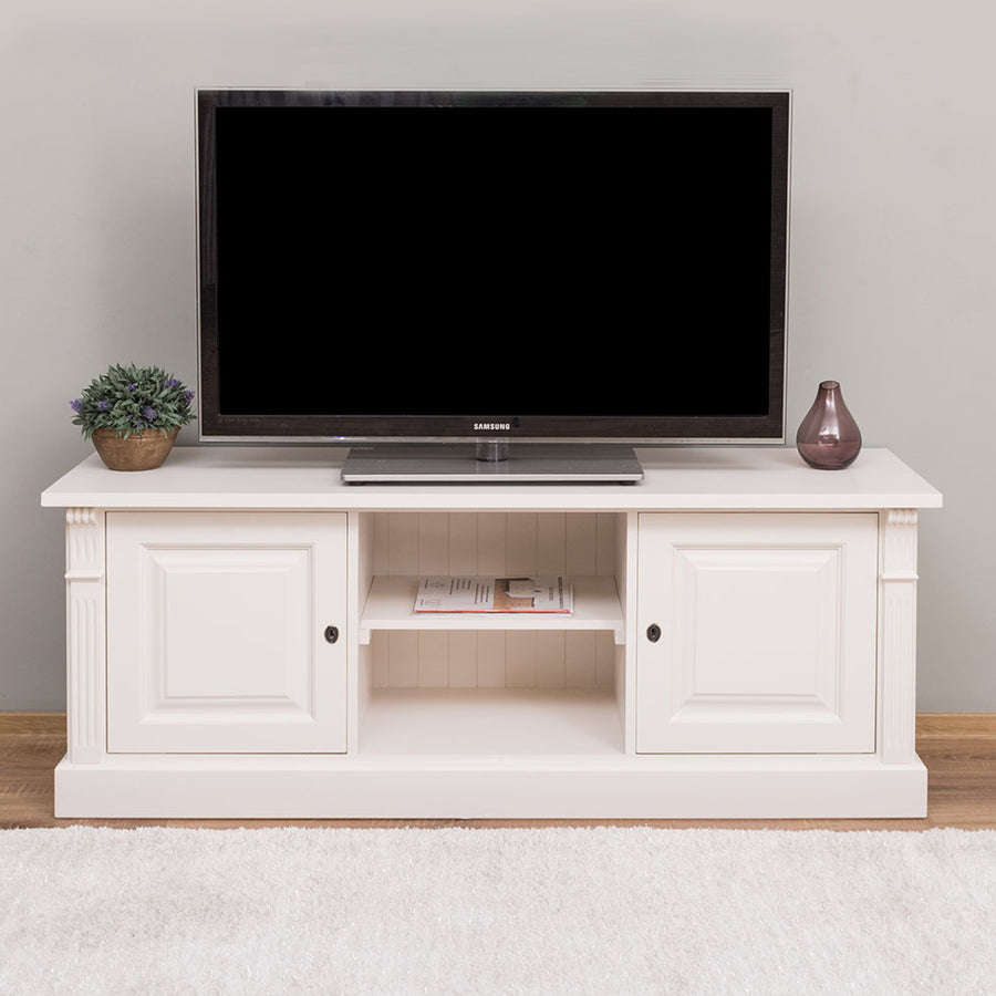 Fenyőfából készült, vidéki stílusú TV szekrény. Fehér színű.