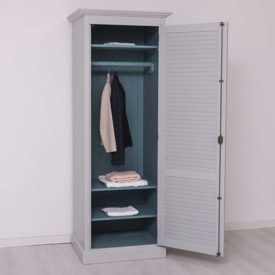 Szürke és kék színű Maison Shutter gardróbszekrény nyitott ajtóval
