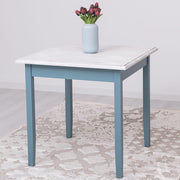 Fenyőfa étkezőasztal. A lábak színe festett világoskék, az asztallap színe olajozott fehér.