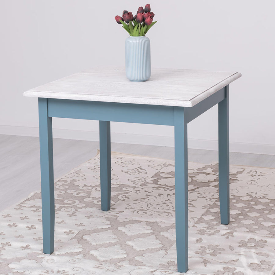 Fenyőfa étkezőasztal. A lábak színe festett világoskék, az asztallap színe olajozott fehér.