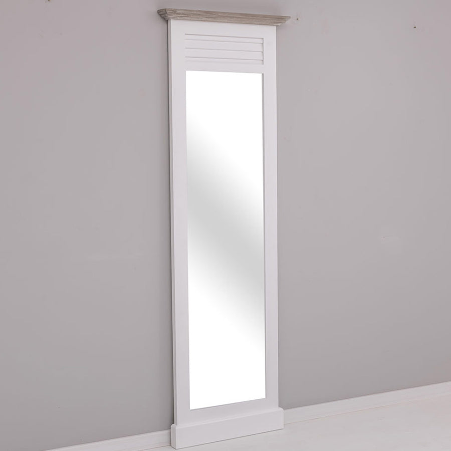 Fenyőfakeretes Maison Shutter falitükör előszobai enteriőrben