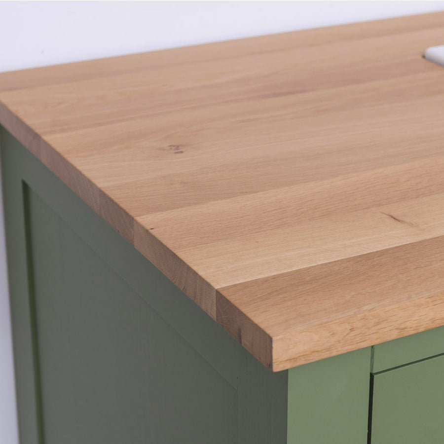 Vidéki stílusú, fenyőfából készült, három elemből álló komplett konyhabútor.